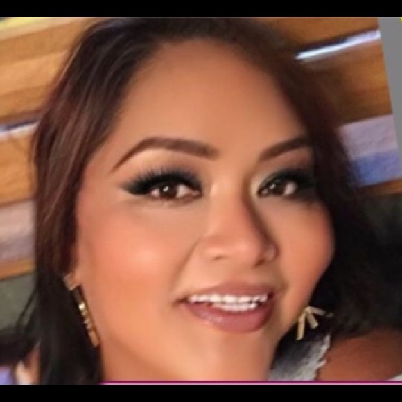 Meet your Posher, Claudia - Picture 1 of 1